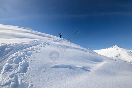 技术熟练冰川活动勘探天空雪鞋自由山峰远足粉雪山脉背景图片