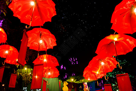 夜空中的红伞背景图片