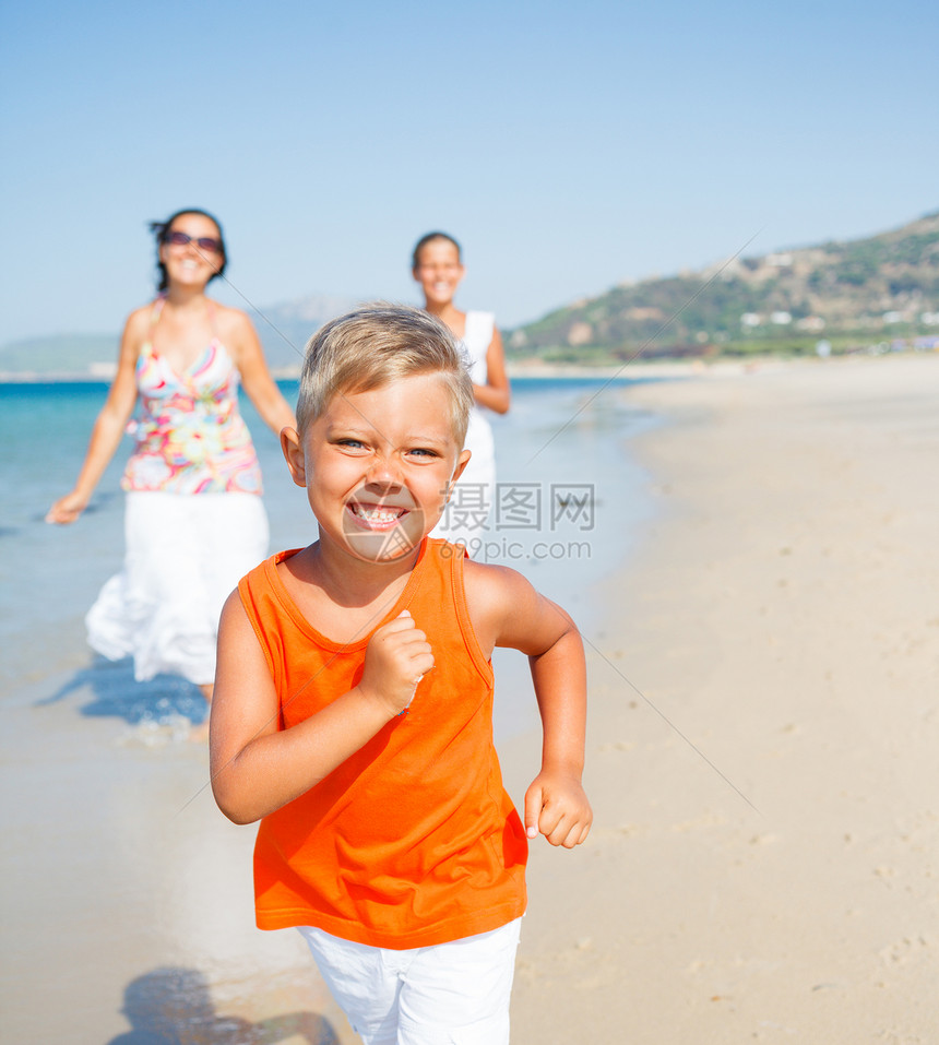 可爱的男孩和姐姐妈妈在沙滩上海岸线眼镜海洋异国女性地平线太阳快乐海岸母亲图片