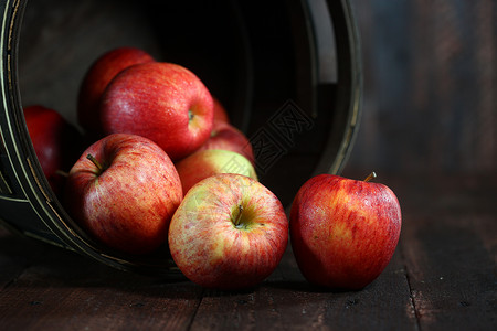 木阵背景上的红苹果家居桶全盛背景图片