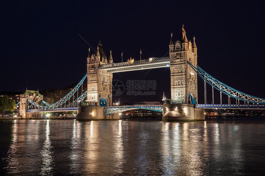 伦敦天塔桥晚上运输景观地标王国历史建筑反射旅行旅游城市图片