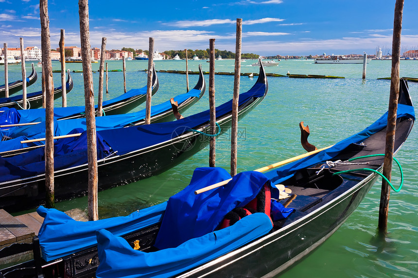 威尼斯的贡多拉斯房子缆车假期游客血管渠道蓝色太阳城市运输图片