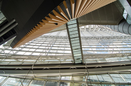 东京国际论坛内部窗户城市几何学玻璃办公室会议平台前提蓝色地标背景