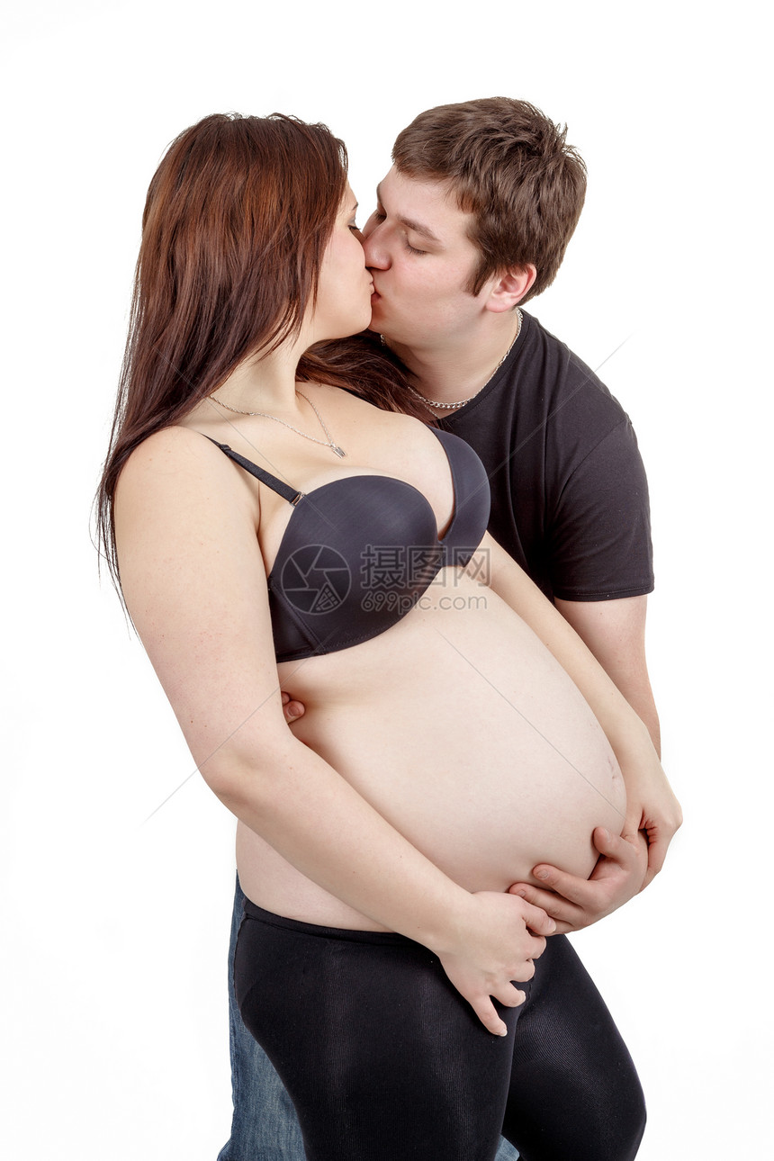 快乐的情侣 丈夫亲吻怀孕妇女父亲家庭喜悦夫妻亲热婴儿腹部女性女士妻子图片