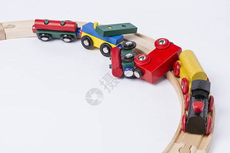 崩溃的木制玩具列车客体蒸汽木头火车事故童年主题碰撞玩物铁轨背景图片