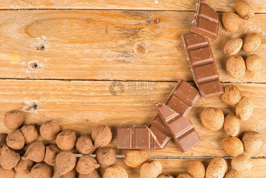 坚果和糖果桌子乡村榛子杏仁水平饼干巧克力季节性图片