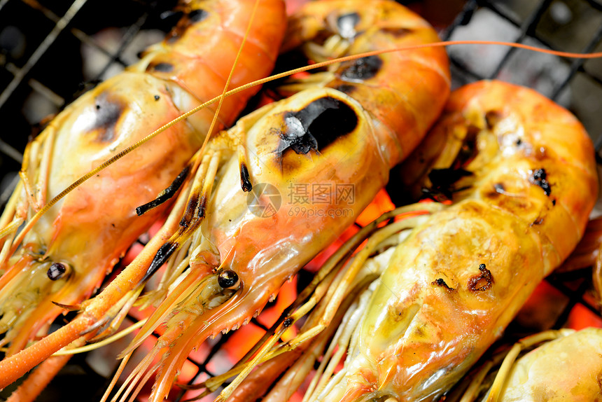 Grilled 虾虾烧烤架食物火焰海鲜煤炭烹饪图片