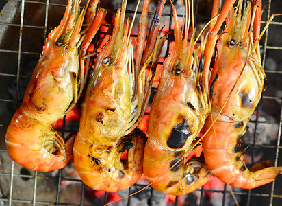 Grilled 虾虾火焰煤炭烹饪食物烧烤架海鲜背景图片