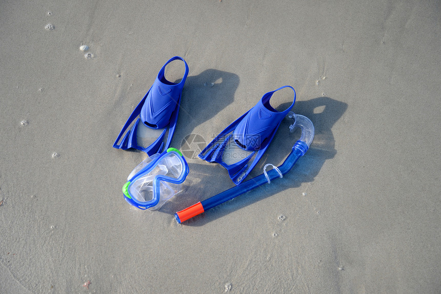 游泳工具蓝色脚蹼爱好海滩橡皮白色乐趣游泳衣呼吸管运动图片