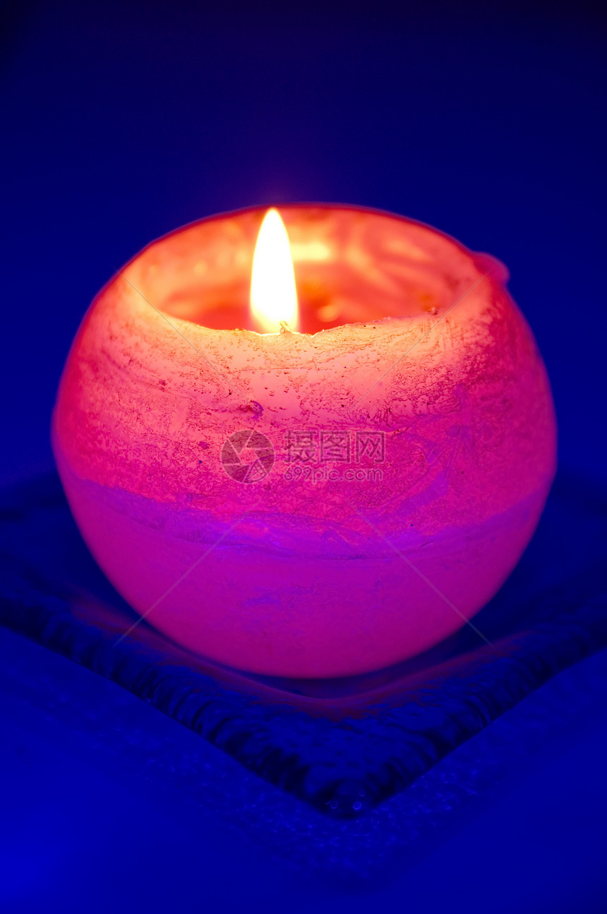 蓝背景的橙色蜡烛辉光火焰季节庆典橙子燃烧精神蓝色黄色烛光图片