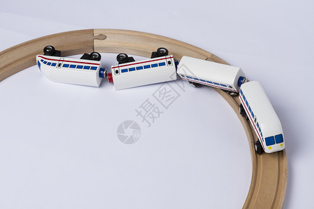 崩溃的木制玩具列车动车组童年铁轨火车客体概念主题事故保险玩具背景图片
