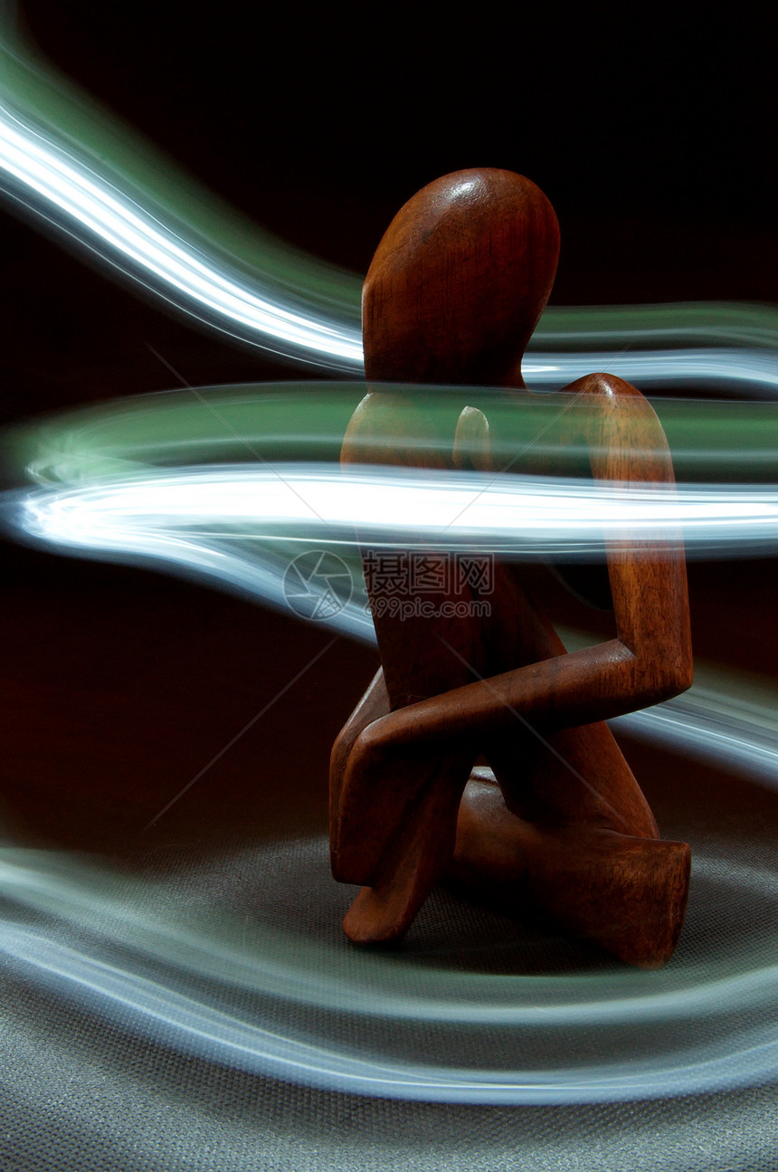 被光环绕的木形图棕色玩具木头人体模型亮度运动数字黑色思维图片