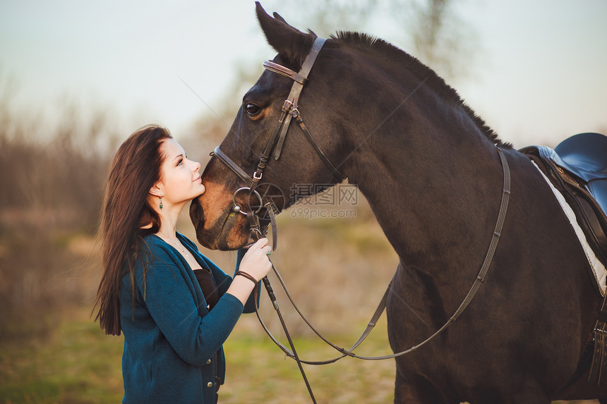 天生有匹马的年轻女人骑术骑士朋友幸福女性骑手闲暇马匹八字动物图片