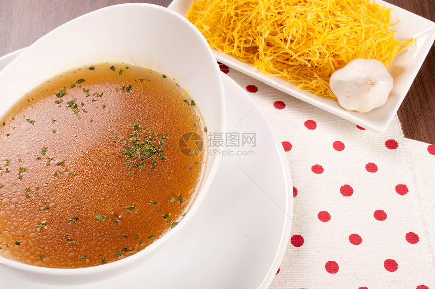 洋葱汤肉汤桌子用餐饮食摄影洋葱盘子食物营养美食图片