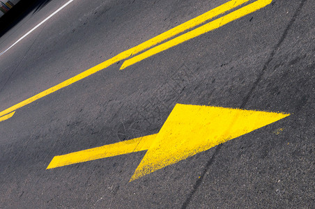 黄紫条纹箭头黄箭头街道交通指针黑色路面旅行驾驶条纹小路车道背景