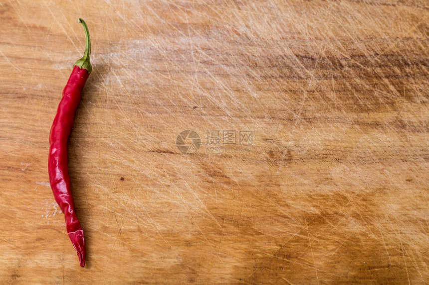 红辣椒在木头上的红辣椒庄稼干货胡椒香料红色蔬菜美食图片