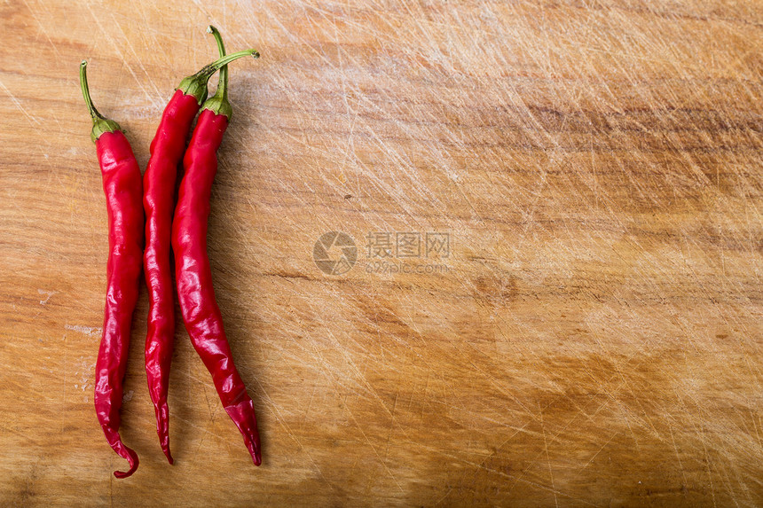 红辣椒在木头上的红辣椒红色香料蔬菜胡椒庄稼美食干货图片