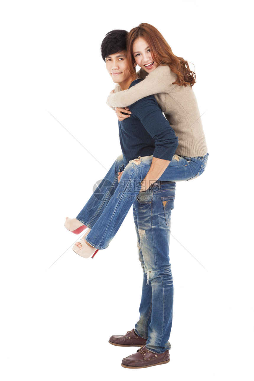 快乐的年轻夫妇站立拥抱图片