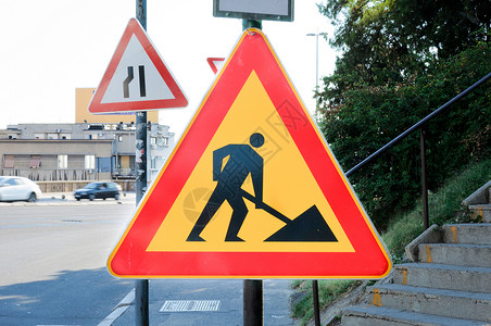 进行中的工作路标三角形疾病红色白色金属障碍注意力安全警告背景图片