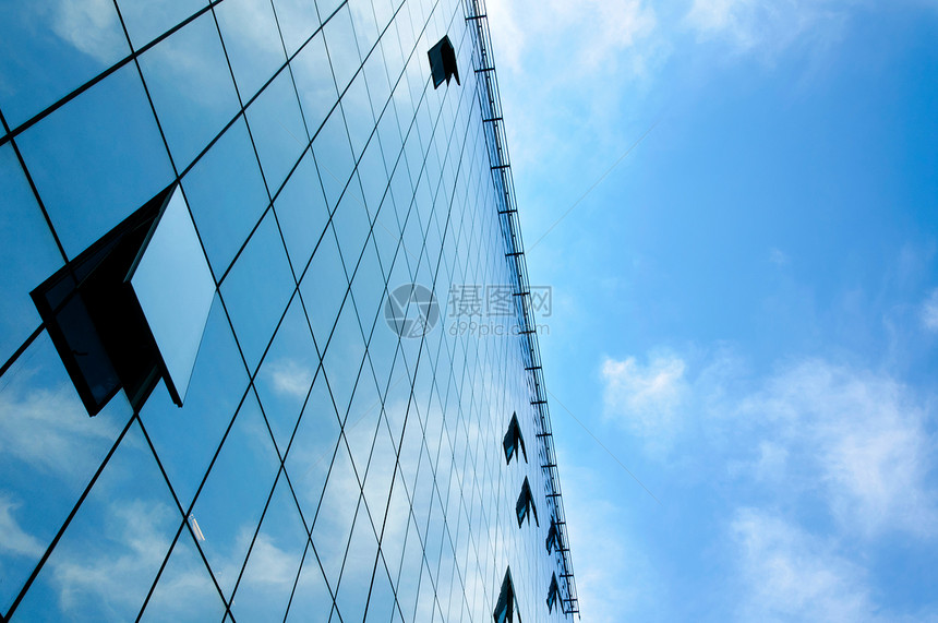 窗口和天空摩天大楼蓝色镜子金融商业兴趣城市总部长方形地面图片
