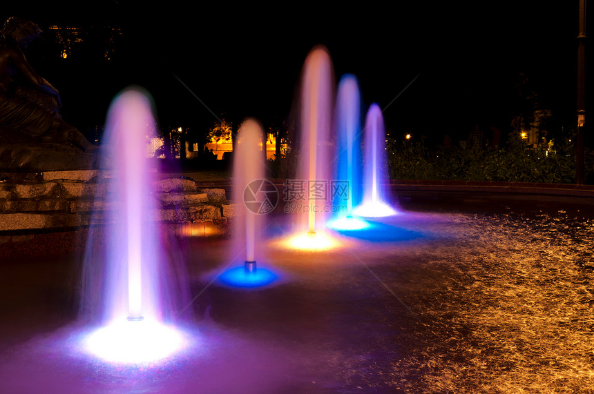 夜间喷泉结构现代性玻璃城市建筑学消失社区紫色色彩观点图片
