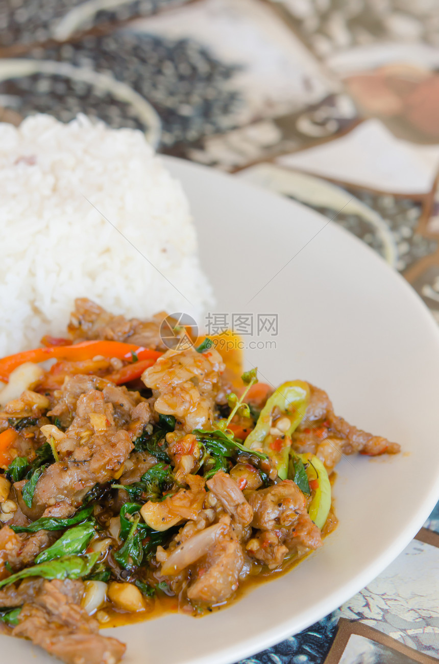 炒牛肉炒饭绿色黄色蔬菜盘子辣椒白色红色美食食物胡椒图片