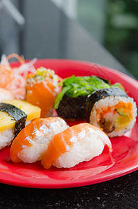 混合寿司海鲜海苔白色美味海藻红色盘子菜单食物背景图片