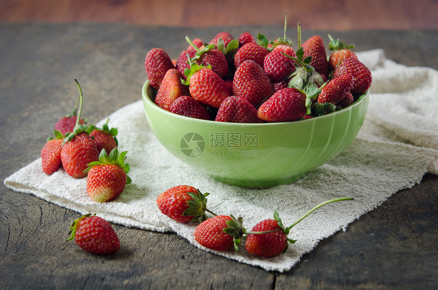 红草莓甜点水果健康营养绿色浆果红色食物图片