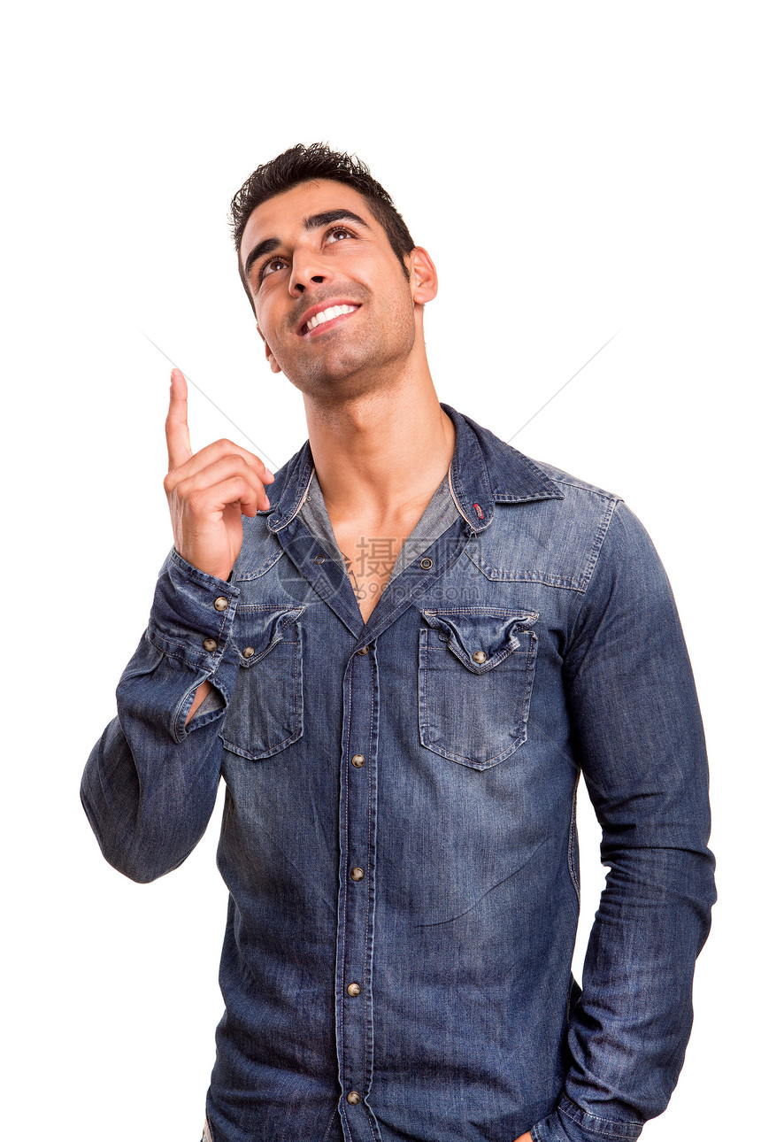 一个微笑的年轻男人举起手来所画的肖像眼镜牛仔裤拉丁冒充男性口袋男生衬衫白色衣服图片