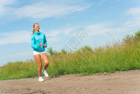 女青年跑女孩活力赛跑者女性运动活动身体蓝色自由跑步背景图片