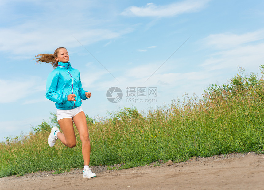 女青年跑运动闲暇赛跑者身体海滩活动跑步锻炼蓝色活力图片