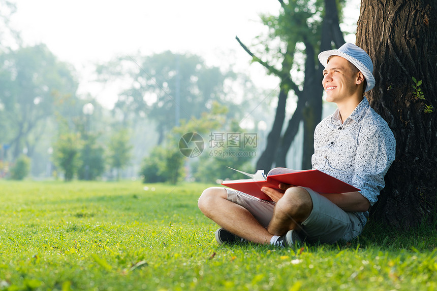 年轻人在读一本书学生幸福中学成人知识学士学习快乐大学闲暇图片