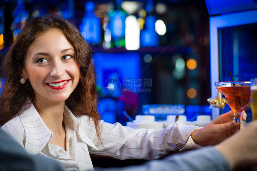 酒吧里的年轻女人微笑女孩娱乐餐厅享受头发夜生活咖啡店派对酒精图片