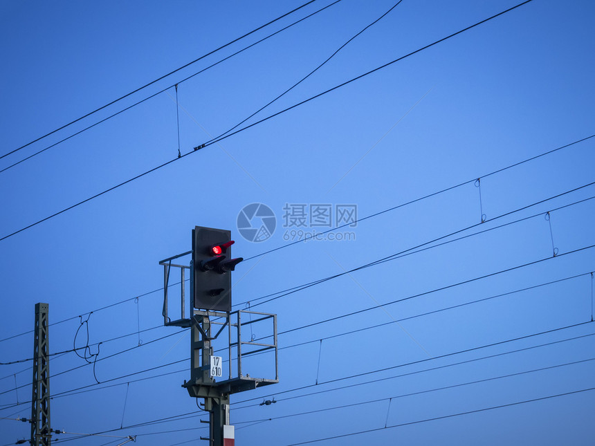 红列车信号安全天空日落车站穿越警告控制运输旅行黑色图片