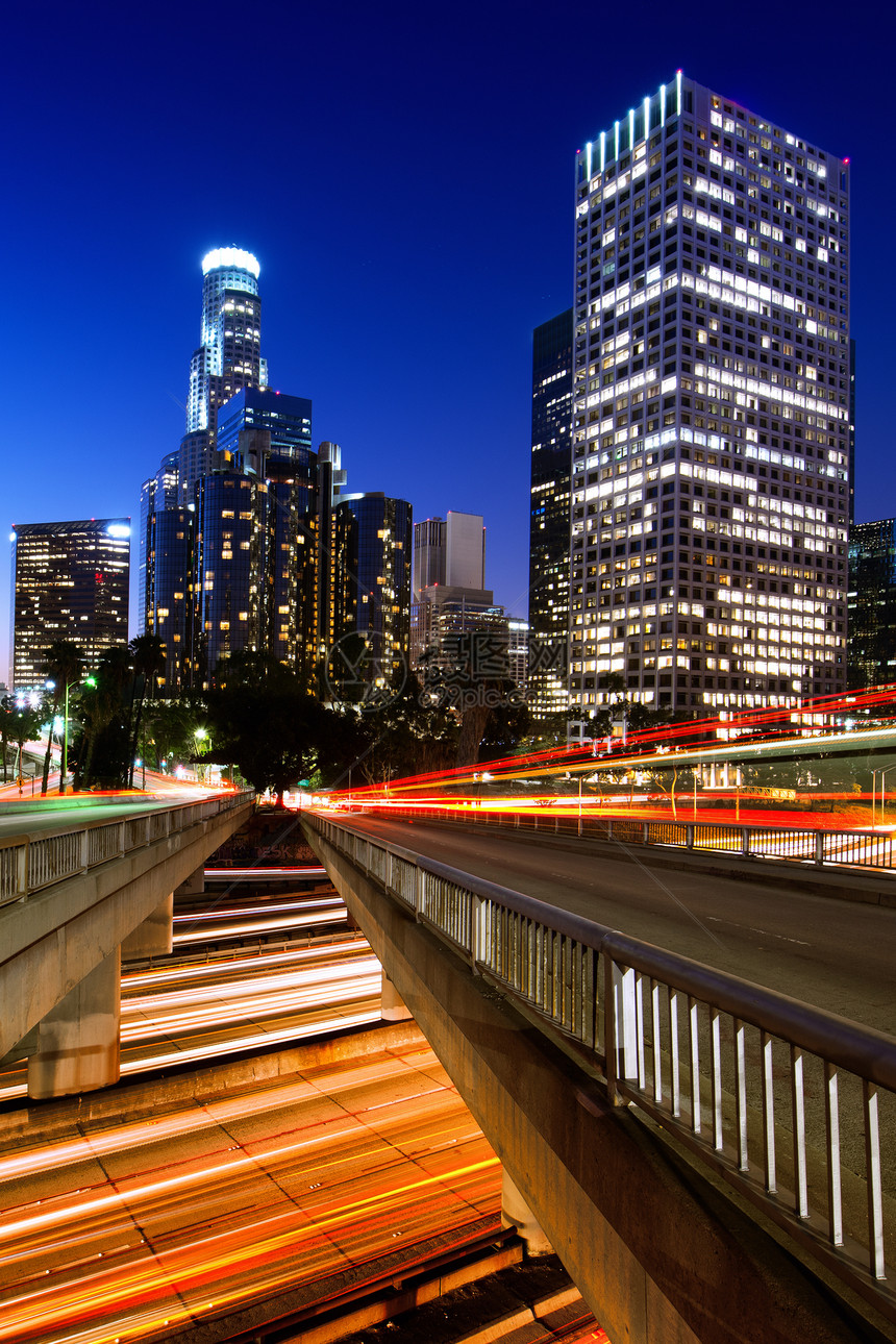 洛杉矶市中心摩天大楼运输外观栏杆交通头灯建筑天际多层城市图片