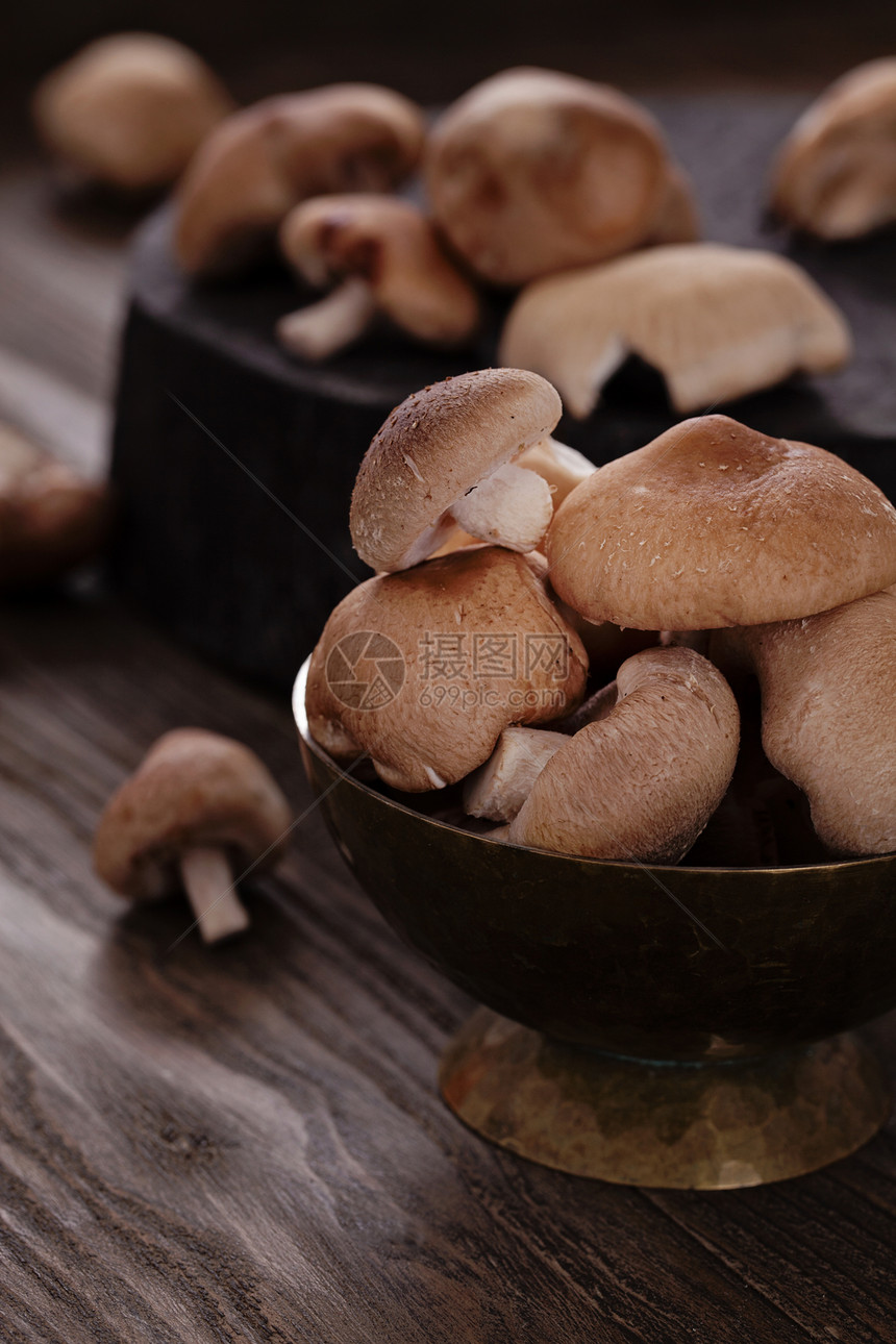 蘑菇菌类烹饪美食食物蔬菜木头森林宏观收成桌子图片
