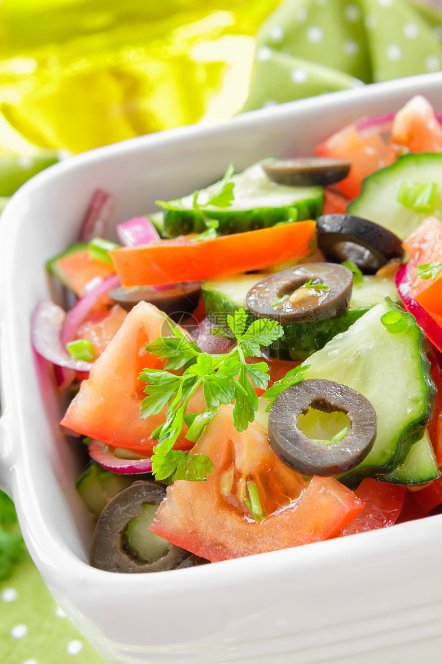 沙拉加西红柿和黄瓜菜单敷料香菜饮食桌子午餐美食食物盘子节食图片