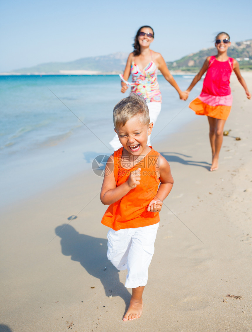可爱的男孩和姐姐妈妈在沙滩上情调海滨海岸线海岸快乐孩子海景活动太阳异国图片