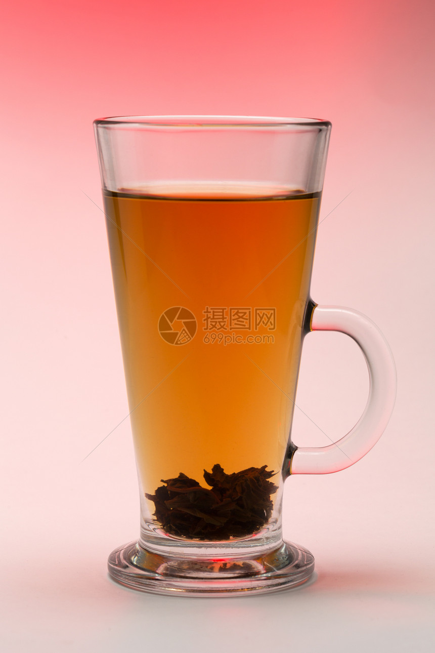 一杯黑茶饮料工作室液体反射摄影杯子玻璃早餐棕色黑色图片