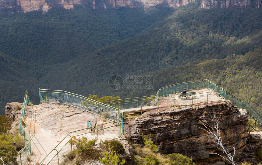 青山澳大利亚格罗斯谷地环境旅游远足者旅行森林岩石悬崖荒野场景戏剧性图片