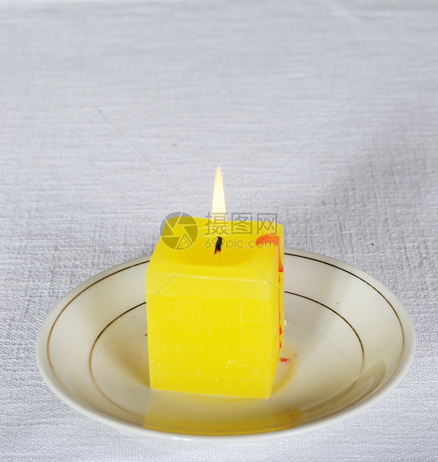 蜡烛织物桌子桌布白色火焰盘子烛台立方体黄色图片
