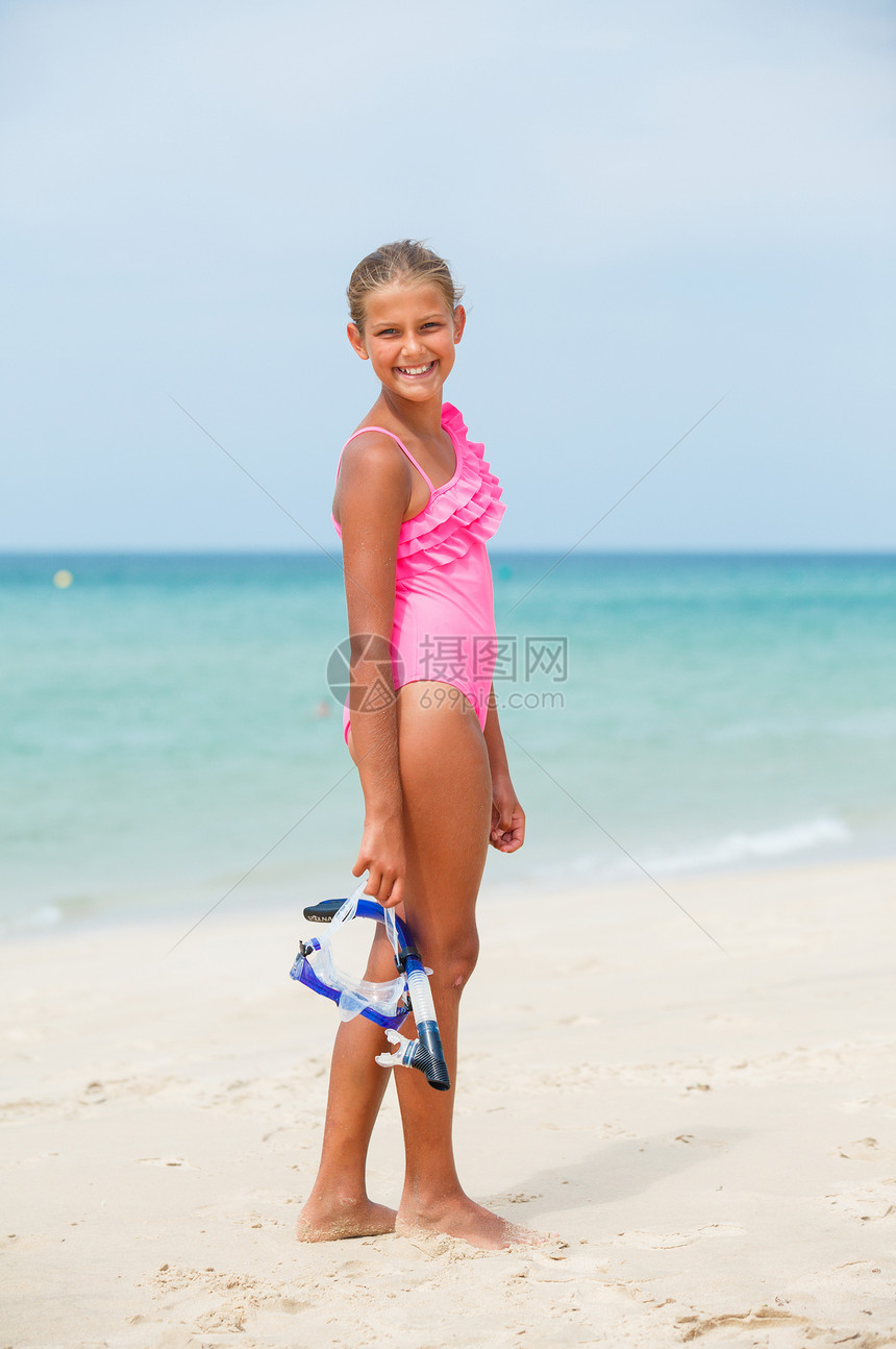 海滩上快乐的女孩幸福天空旅行享受太阳闲暇浮潜潜水风镜微笑图片