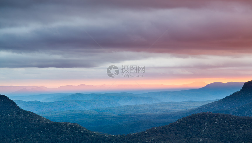 从澳大利亚蓝山回声点升起土地荒野场景风景旅游地标薄雾绿色顶峰旅行图片