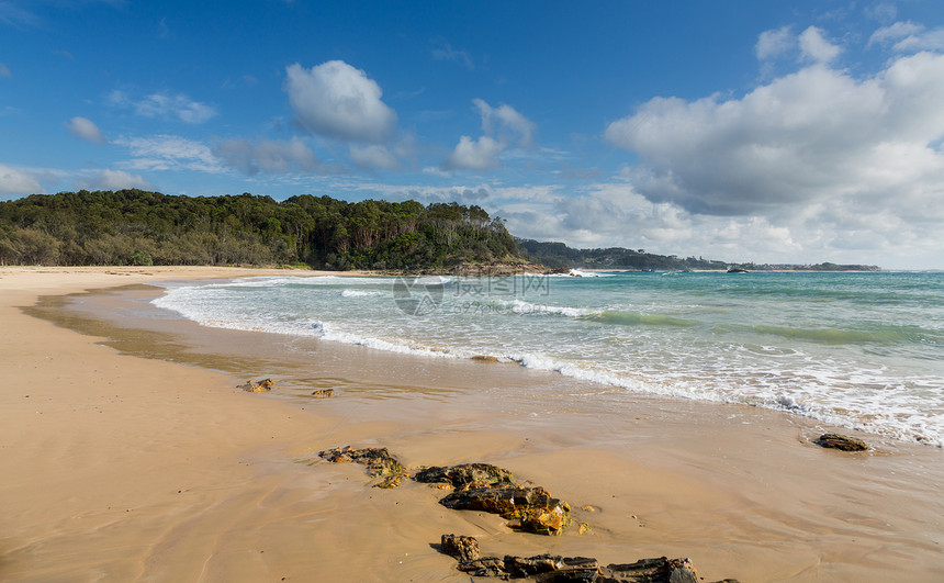 位于澳洲克伍斯港以北的海滩港口海岸海景旅游假期蓝色波浪沿海海洋岩石图片