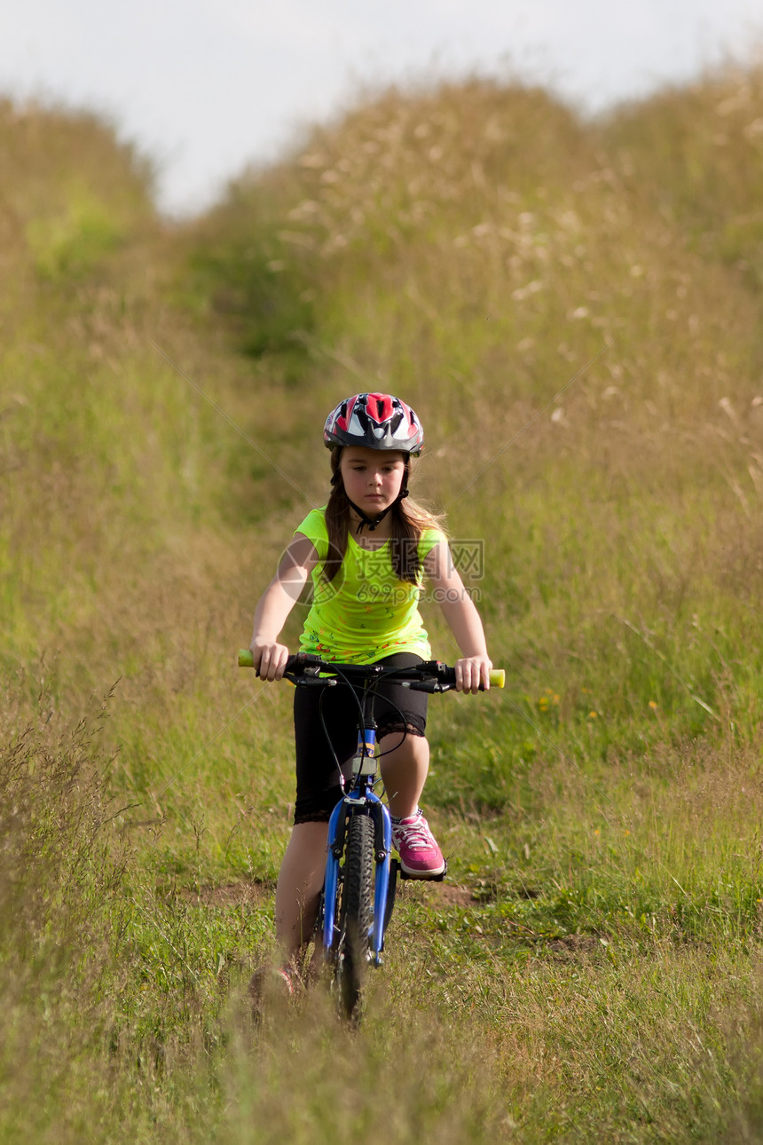 骑自行车的少女自由闲暇森林享受女性女孩草地运动乐趣幸福图片