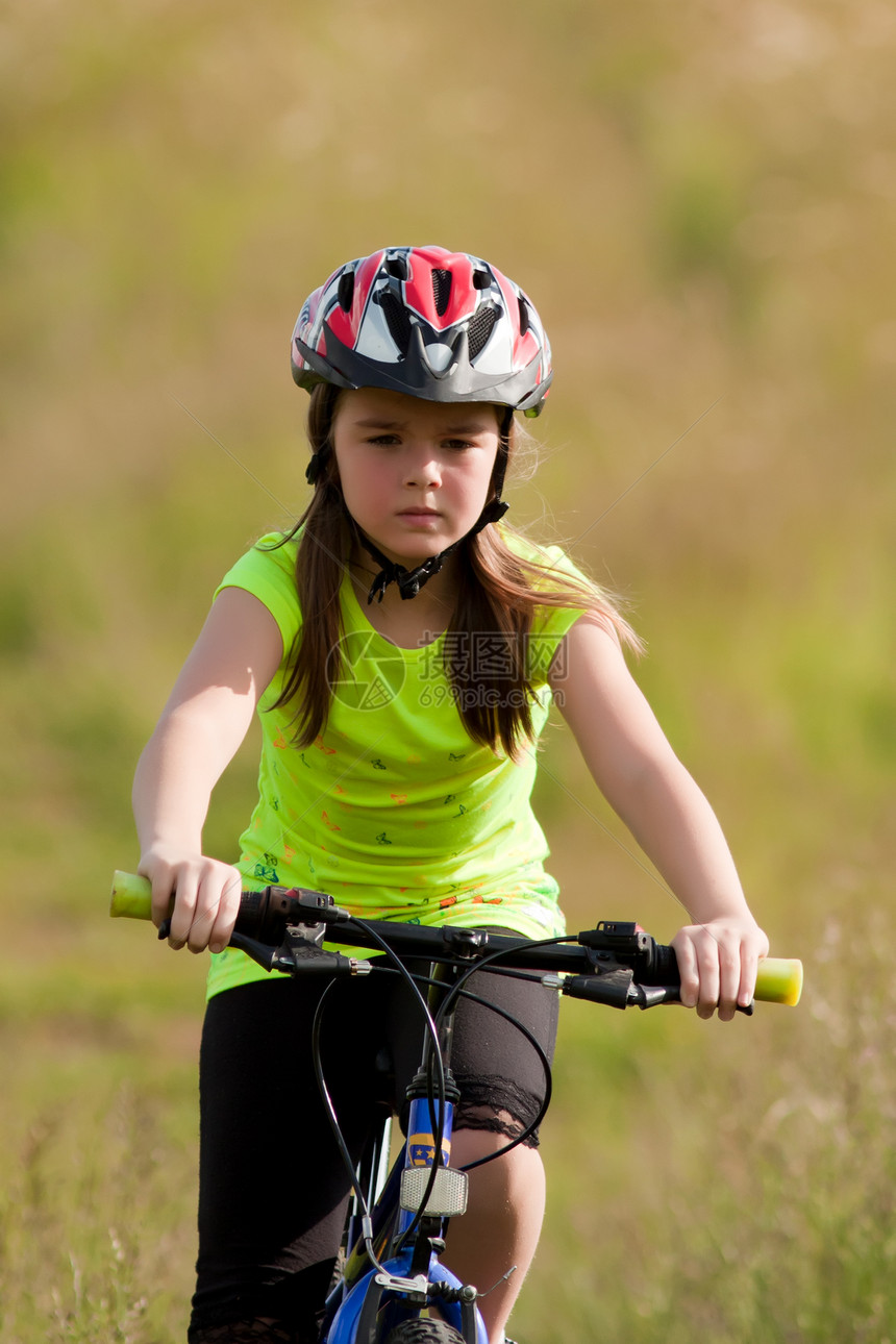 骑自行车的少女快乐自由运动女孩乐趣微笑喜悦草地幸福闲暇图片