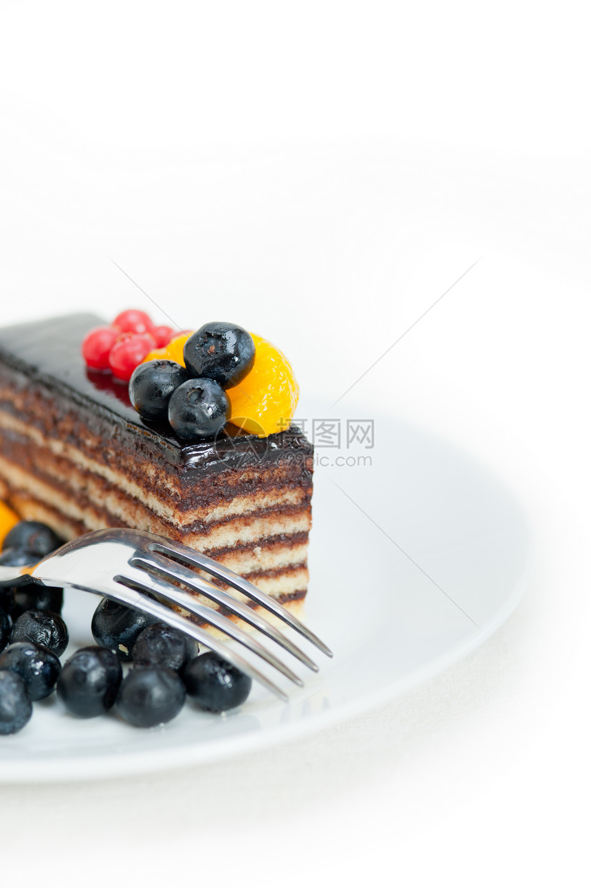 巧克力和水果蛋糕醋栗食物橙子水果宏观浆果奶油甜点糕点面包图片