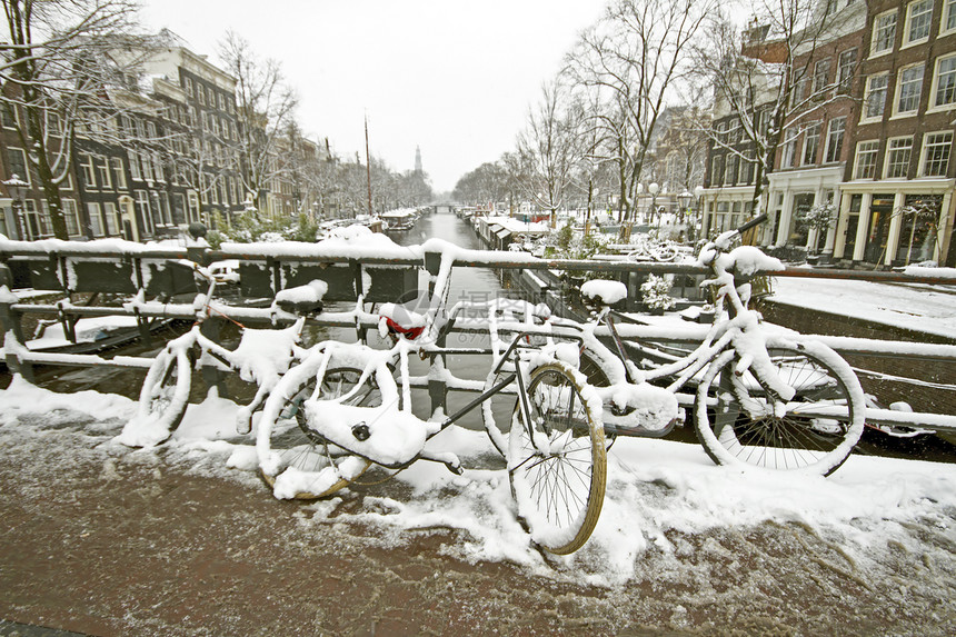 在荷兰的冬季阿姆斯特丹街道城市建筑学特丹房子中心建筑运输自行车图片