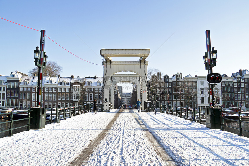 冬季荷兰阿姆斯特丹的雪细小桥图片