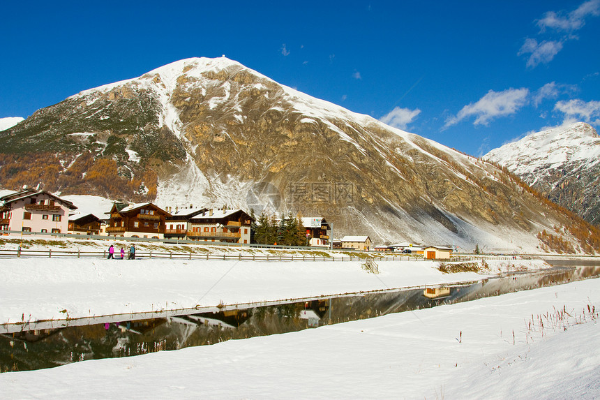 意大利利维尼奥山坡旅游丘陵阴霾爬坡季节远足天气旅行图片